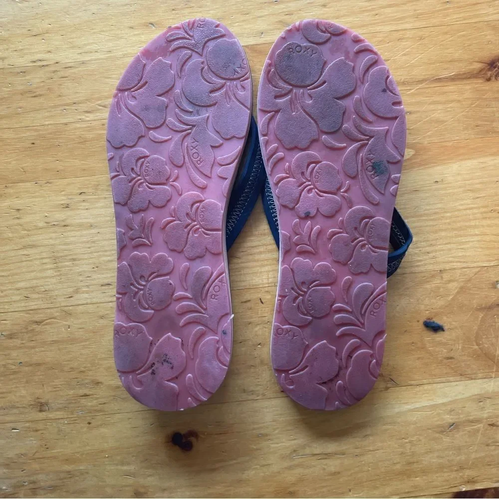 Roxy Flip Flops - size 7. Worn only a couple of times. Great condition!
